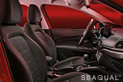 Nové čierne sedadlá z tkaniny Seaqual® Marine Plastic s monogramom Fiat a dvojitým červeným prešívaním